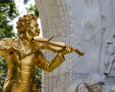 Das Johann Strauß Denkmal steht im Wiener Stadtpark.