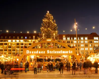 Europa, Deutschland, Sachsen, Dresden, Altmarkt, Striezelmarkt, Weihnachtsmarkt, traditioneller Schwibbogen am Eingang