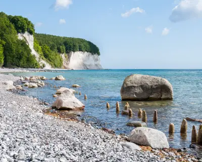 Der Küstenstreifen unterhalb der Kreidefelsen auf Rügen im Nationalpark Jasmund gehört mit zu den schönsten Flecken in Deutschland. Der Weg am Kiesstrand ist meist beschwerlich gibt einem aber auch die herrlichsten Aussichten auf diese wunderbare Naturlandschaft.