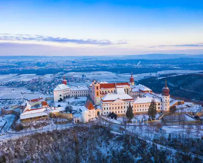 Stift Göttweig in der Wachau im Winter. Wunderschönes Gebäude und berühmte Sehenswürdigkeit in Niederösterreich mit Schnee.