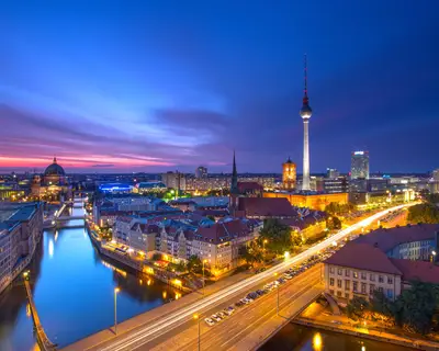 Berlin mit Friedrichstadt-Palast – Bild 2