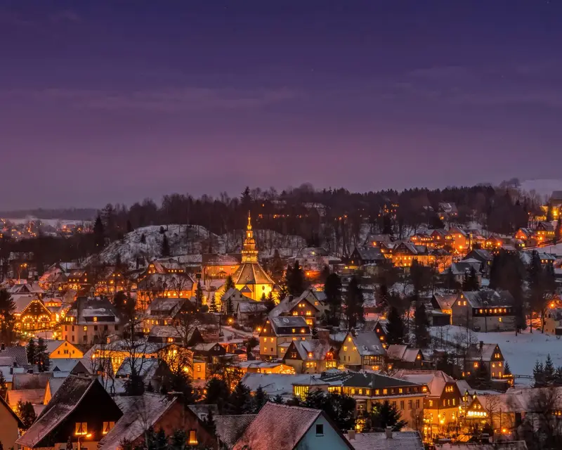 Beleuchtete Häuser in Seiffen zur Weihnachtszeit